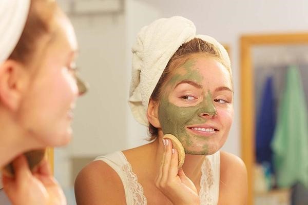 استفاده از ماسک خانگی برای درمان لکه سفید روی پوست صورت