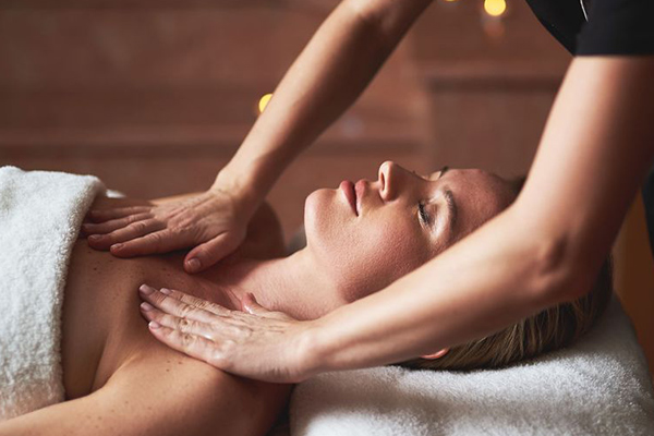 ماساژ سینه با روغن