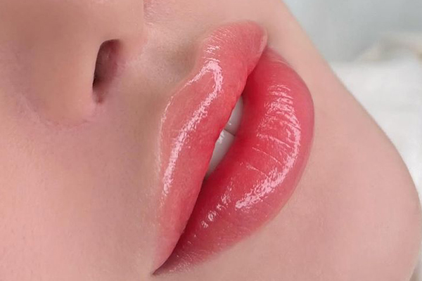 لبهایی بزرگ با مسواک