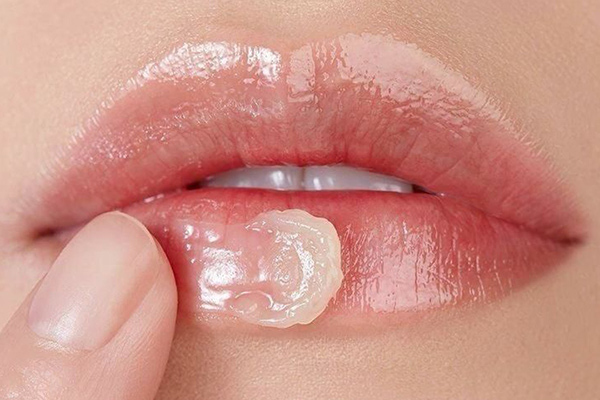 بزرگ شدن لب با وازلین