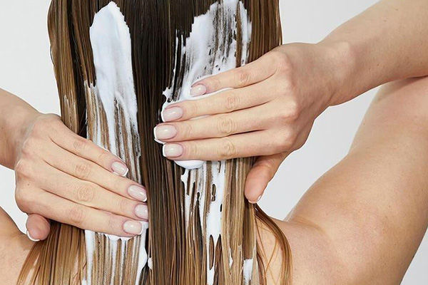 استفاده از نرم کننده برای حفظ رطوبت مو